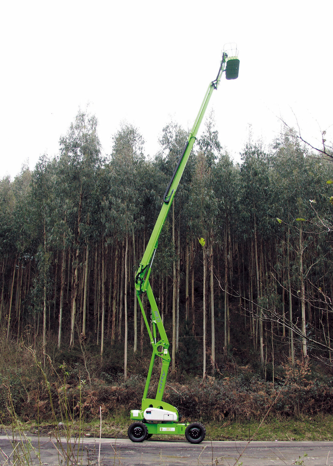 niftylift td150t, самоходный коленчатый подъемник nifty, самоходный подъемник niftylift hr21 4x4, коленчатый подъемник niftylift hr 21de, подъемник для обрезки деревьев