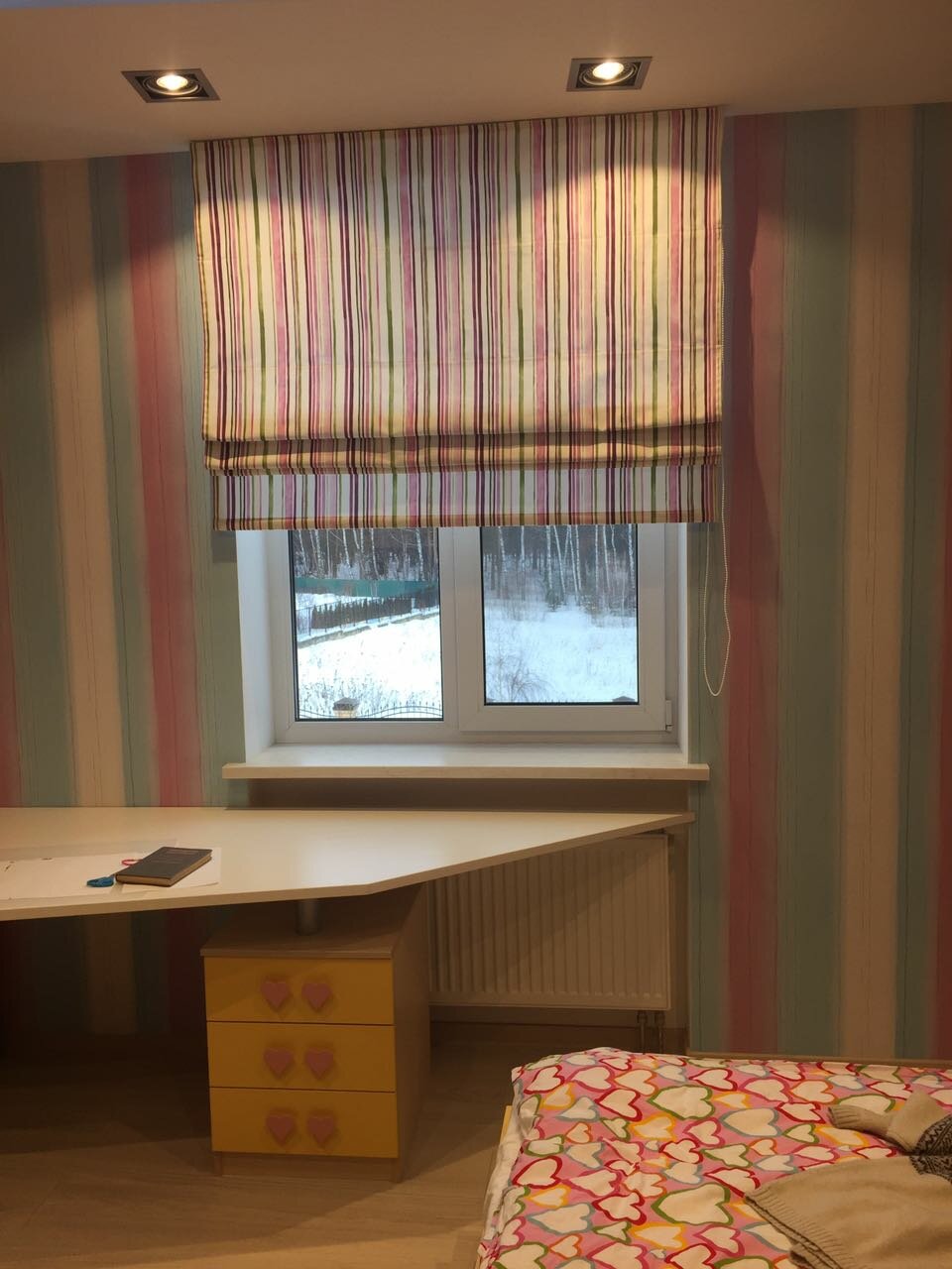 римские шторы, римские шторы в детскую, шторы для окна со столом-подоконником, римские шторы для подростка мальчика, письменный стол под окном в детской