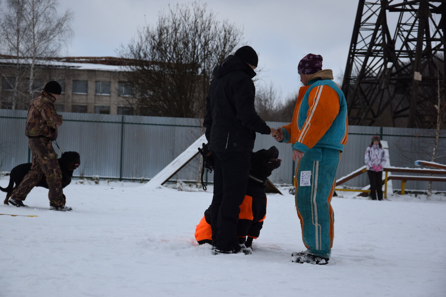 на льду, человек, спасатели, аллея влюблённых тольятти, спасение человека на льду