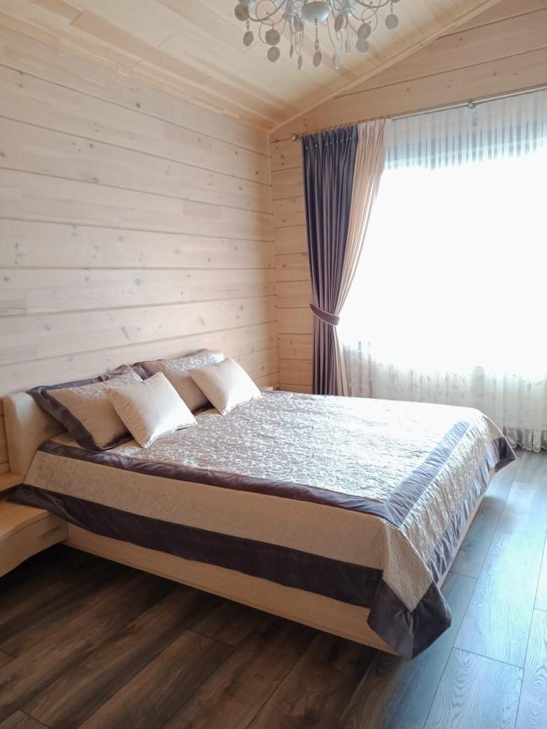 интерьер спальни отделанной имитацией бруса, эко отель суздаль, в спальне, комплекс алтай резорт горный алтай, отделка спальни в доме вагонкой