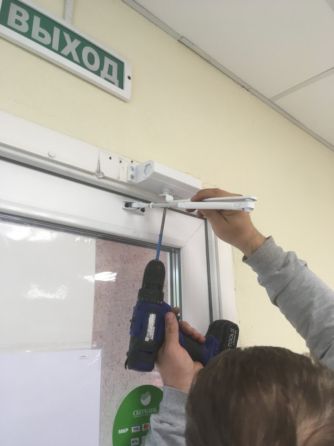 доводчик для пластиковой двери, доводчик дверной регулировка скорости закрывания, монтаж доводчика на раму, монтаж, доводчик