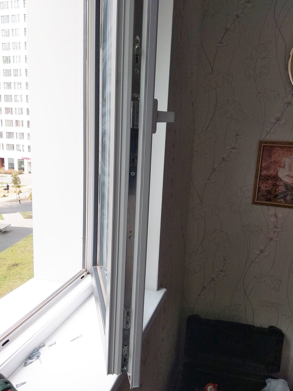 пластиковое окно, окна, противовзломные окна, дверная москитная сетка на петлях rehau 70 t94, окна windoors