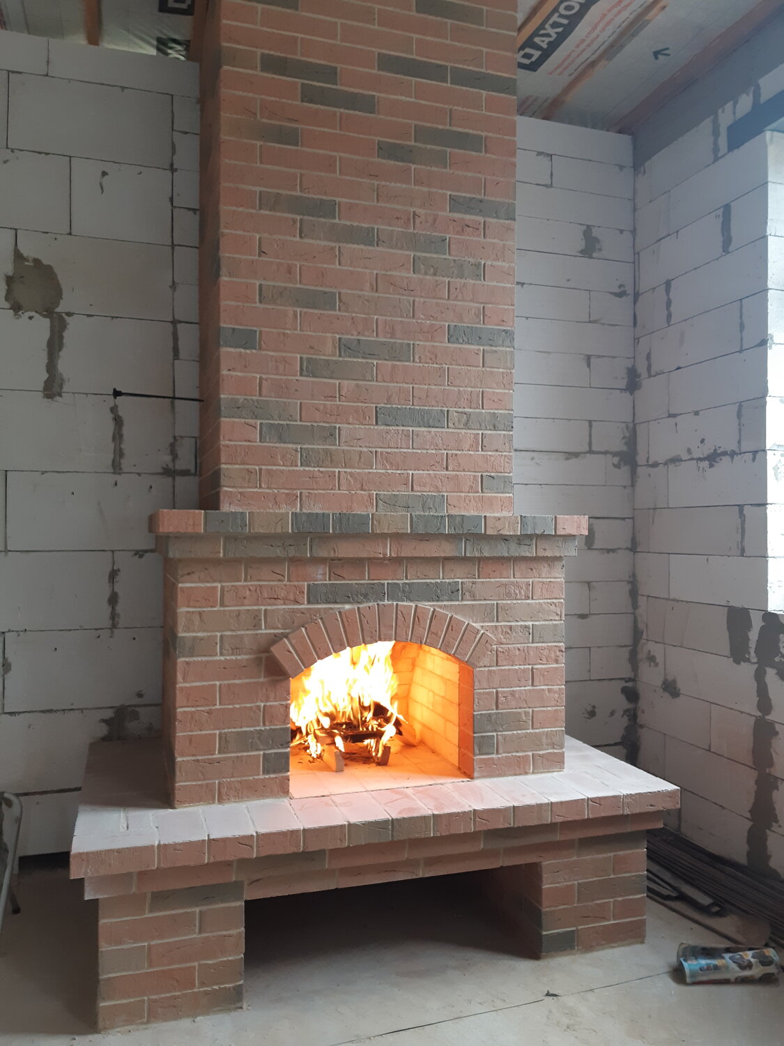 камин из кирпича, угловой кирпичный камин, небольшой кирпичный камин, печи камины барбекю, полукруглый камин из кирпича