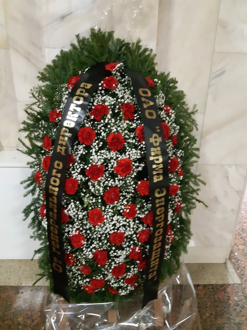 похоронные венки из живых цветов, венок ритуальный с лентой, траурный венок из живых гвоздик, венки из живых цветов на похороны, венок похоронный