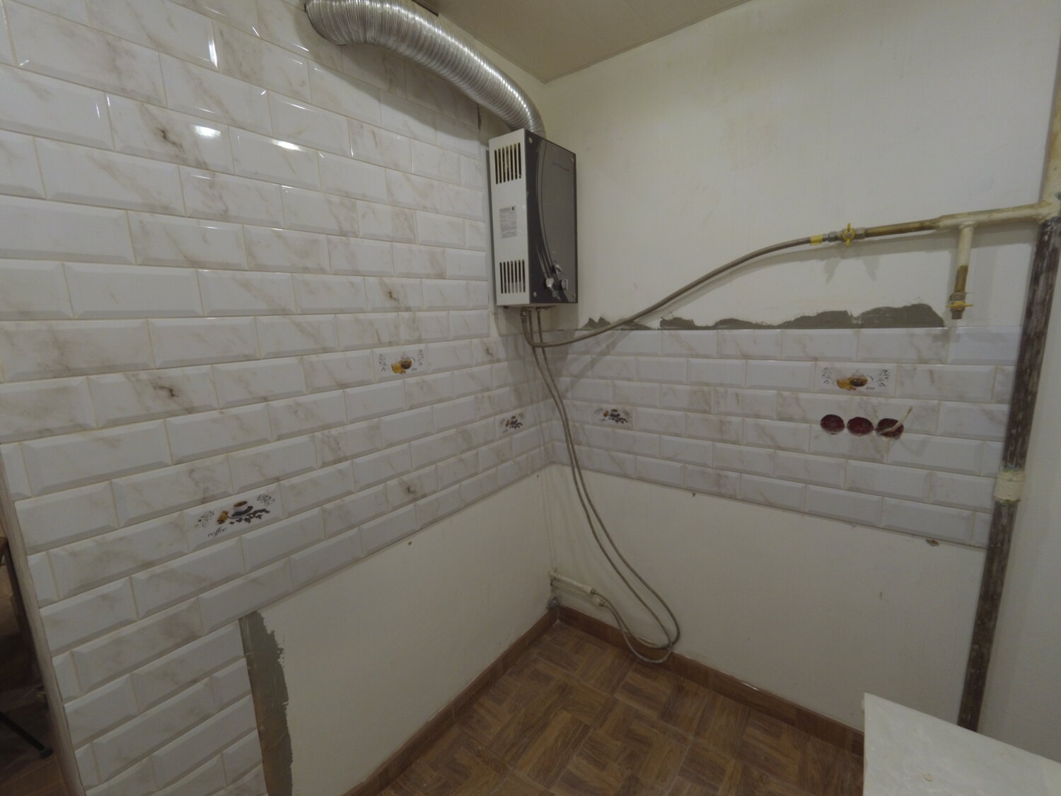 укладка фартука из плитки кабанчик, квартира, затирка для белой плитки на кухне фартук, помещение, укладка фартука на кухне