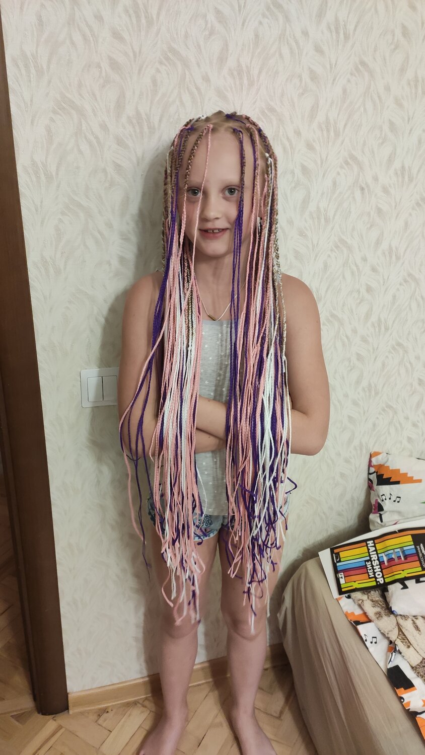 девочка, косички с канекалоном зизи девочка 12 лет без лица, плетение кос, афрокосы с канекалоном морской бриз, плетение