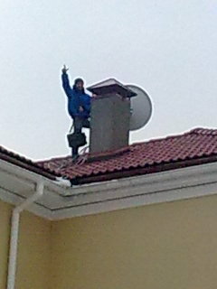 крыша, кровля, залез на крышу, монтажник антенн на крыше, монтаж кровли