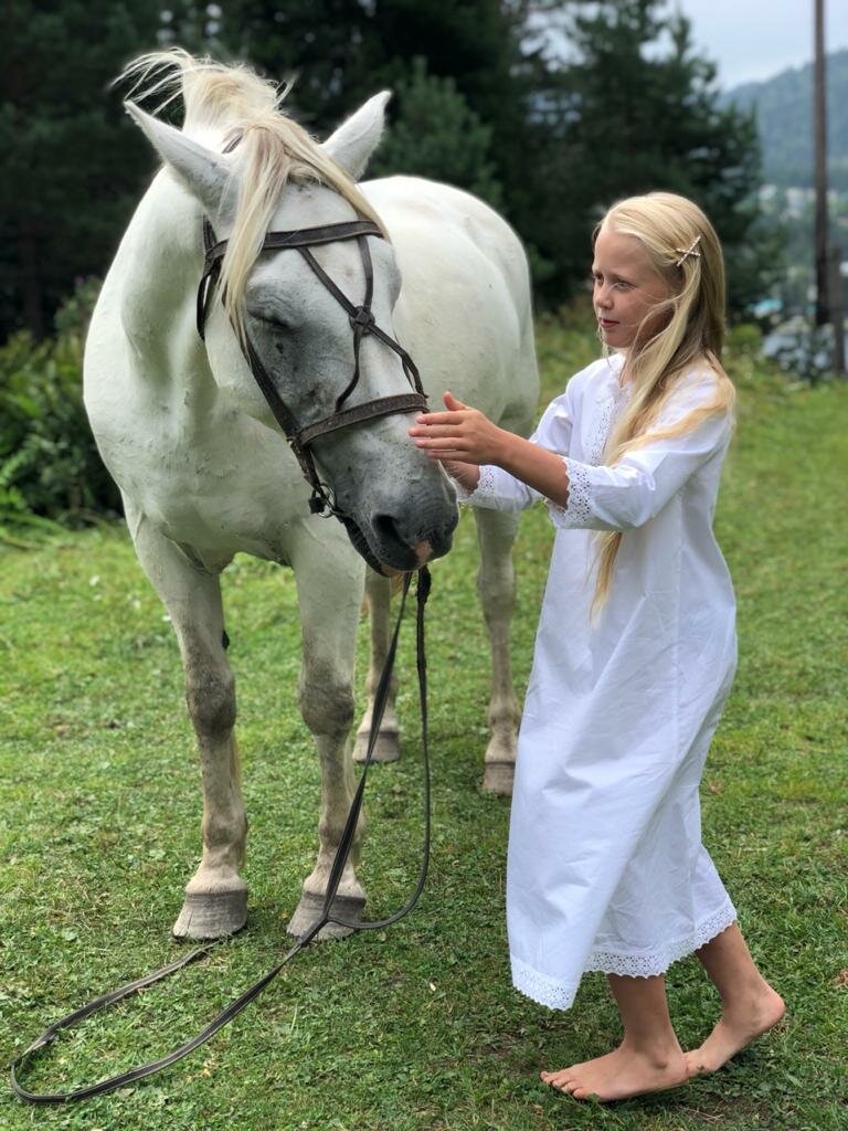 человек, лошади, женщина, девочка, белая лошадь