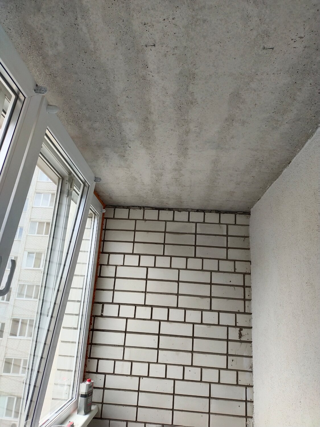 балкон, лоджия, покраска кирпича на лоджии, крашеный потолок на балконе, расширитель на балконе