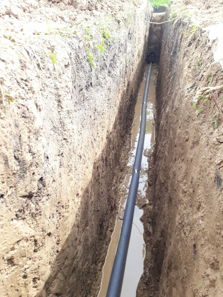 водопровод в дом канава, прокладка водопровода из пнд в траншее, котлован для водоснабжения, линия водопровода, траншея