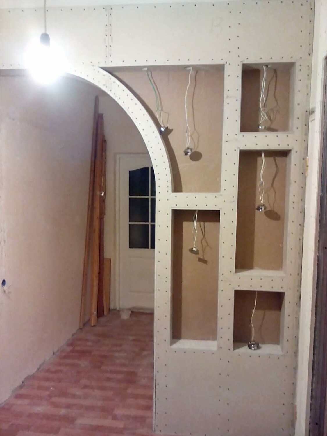 арки из гипсокартона, арка межкомнатная из гипсокартона с полками, узорные арки из гипсокартона, гипсокартонные арки, арочные перегородки из гипсокартона