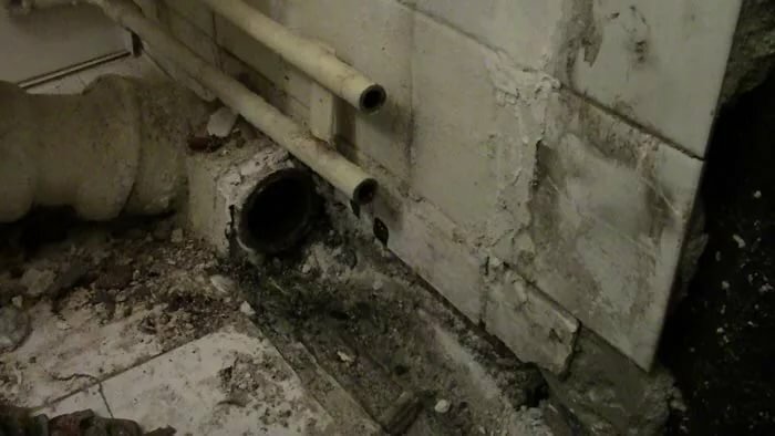 канализационные трубы, канализационная труба в хрущевке, канализация в квартире, трубы канализации, канализация