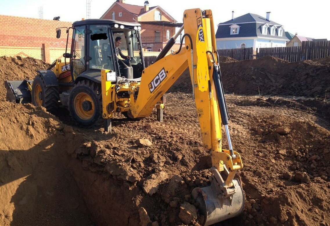 экскаватор-погрузчик jcb 4cx копает, экскаватор-погрузчик jcb 3cx копает, трактор jcb копка, услуги экскаватора погрузчика, услуги экскаватора
