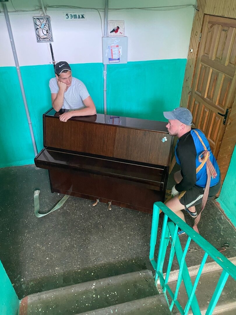 подъезд, лестница в подъезде, перила в подъезде, помыть перила в подъезде, подъем пианино на этаж