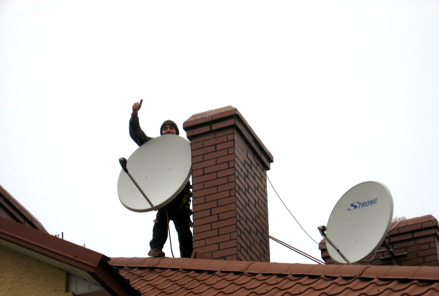 антенна на крыше дома, монтаж спутниковой антенны на крыше, установка спутниковой антенны, антенна на крыше, спутниковая тарелка на крыше