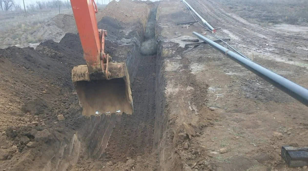 выемка грунта, рытье траншеи т2, строительство магистрального водовода, работы по выемке грунта, копка траншеи