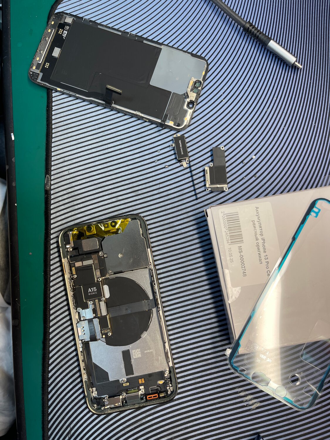 замена дисплея, замена дисплея на айфон, ремонт телефон, замена дисплея айфон 11, ремонтирует смартфон