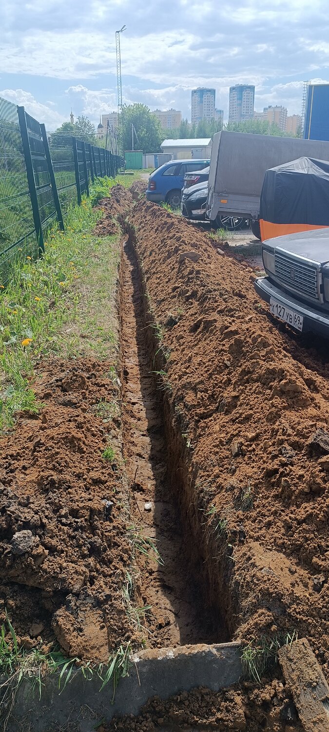 копка траншеи, траншея под водопровод, рытье траншеи, строительство водопровода, копка траншеи под водопровод