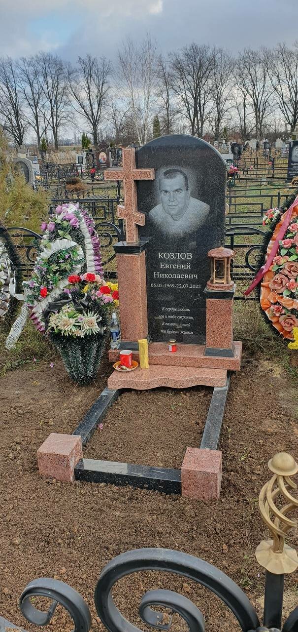 памятник из красного гранита, гранитные памятники, памятники надгробные, памятник из гранита, надгробные памятники из гранита