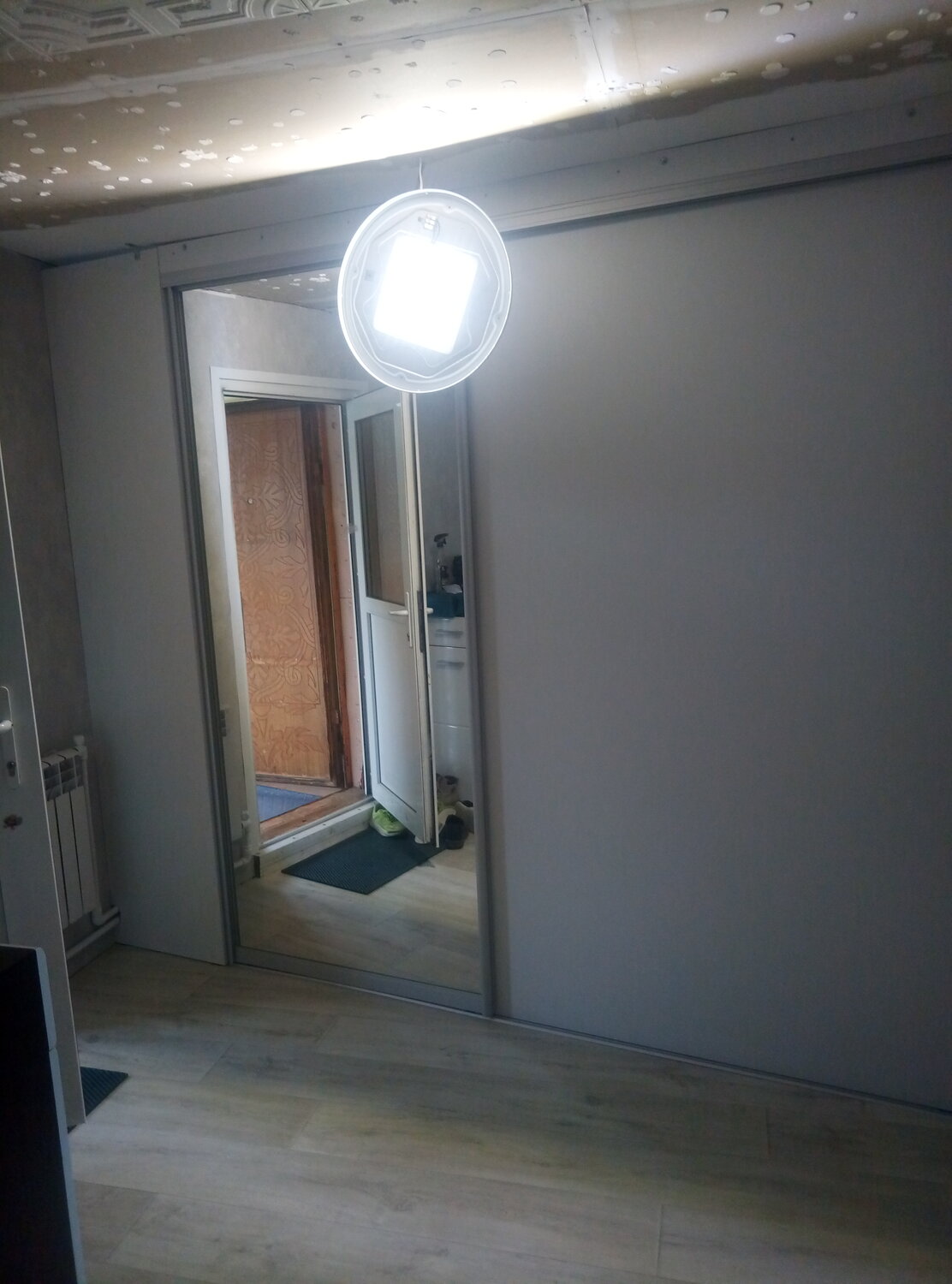 зеркальные двери купе для гардеробной, дверь купе с зеркалом в гардеробную, зеркальная дверь в гардеробную, дверь зеркало в гардеробную, зеркальная дверь купе