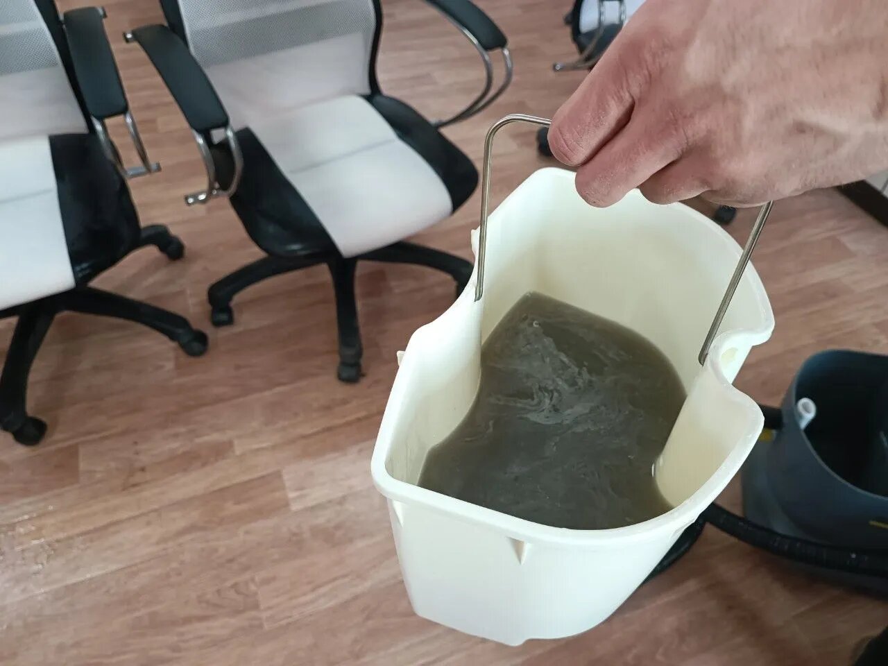 грязная вода после химчистки мебели, грязная вода после химчистки, химчистка дивана грязная вода, чистка, пыли