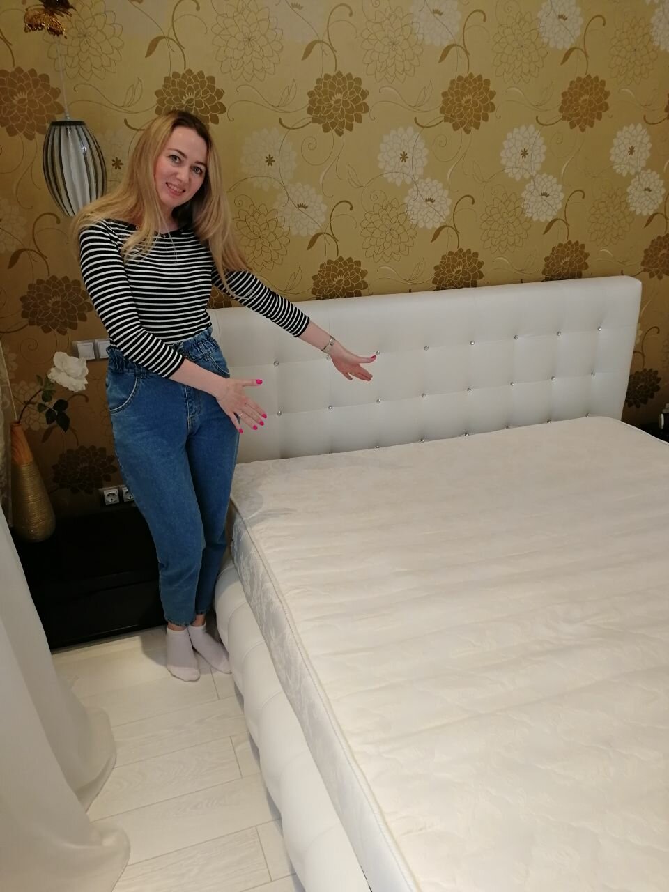 матрас с изголовьем, кровать, мягкая двуспальная кровать, кровать мягкая, кровать с мягким изголовьем