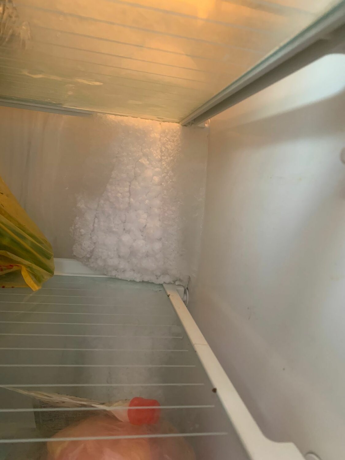 холодильник индезит ноу фрост намерзает лед, разморозка холодильника, холодильник, задняя стенка холодильника, холодильник индезит намерзание