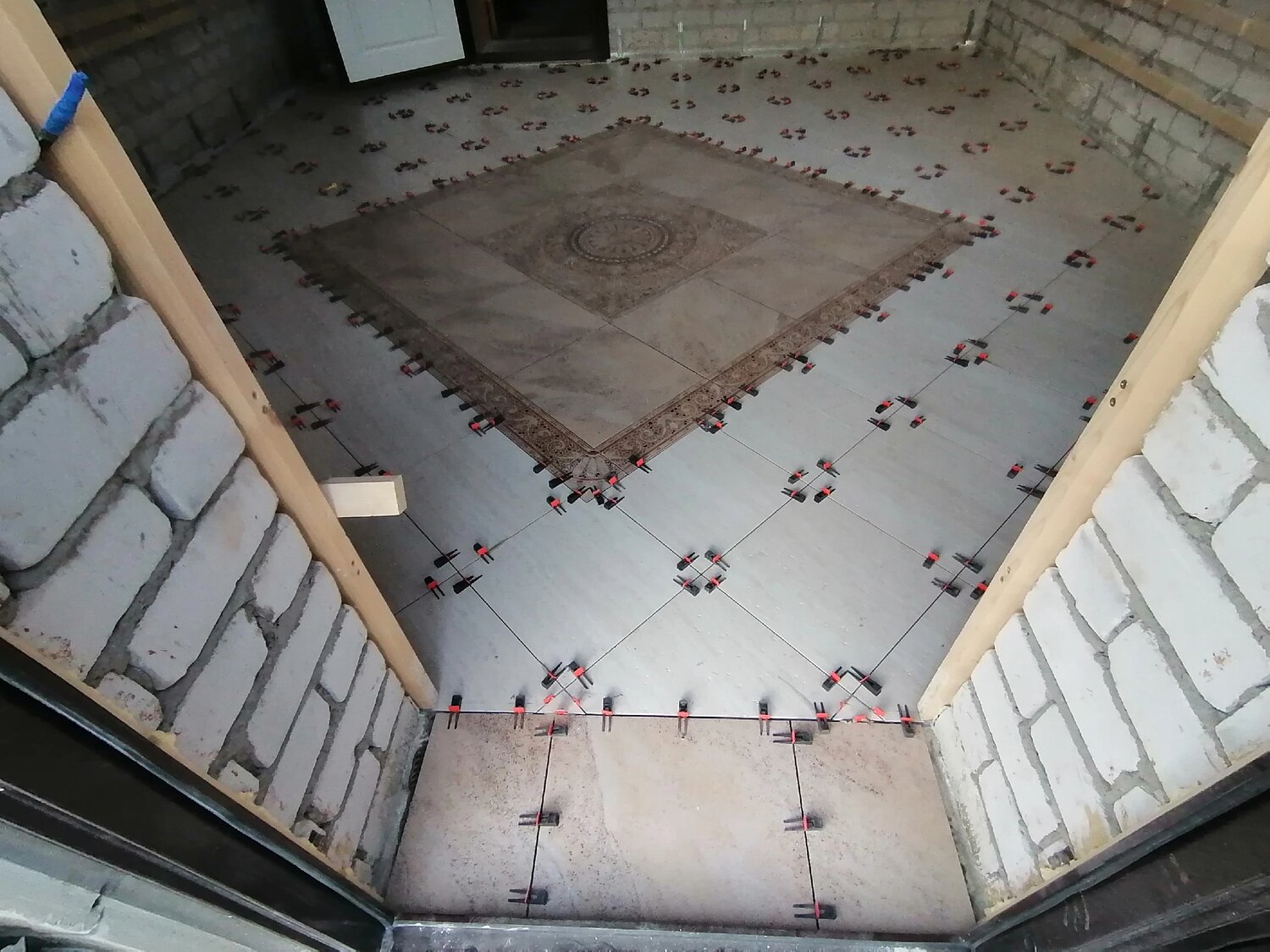 укладка плитки, плитка на пол в гараж, керамогранит для гаража на пол, укладка плитки на пол, керамогранитная плитка в гараж