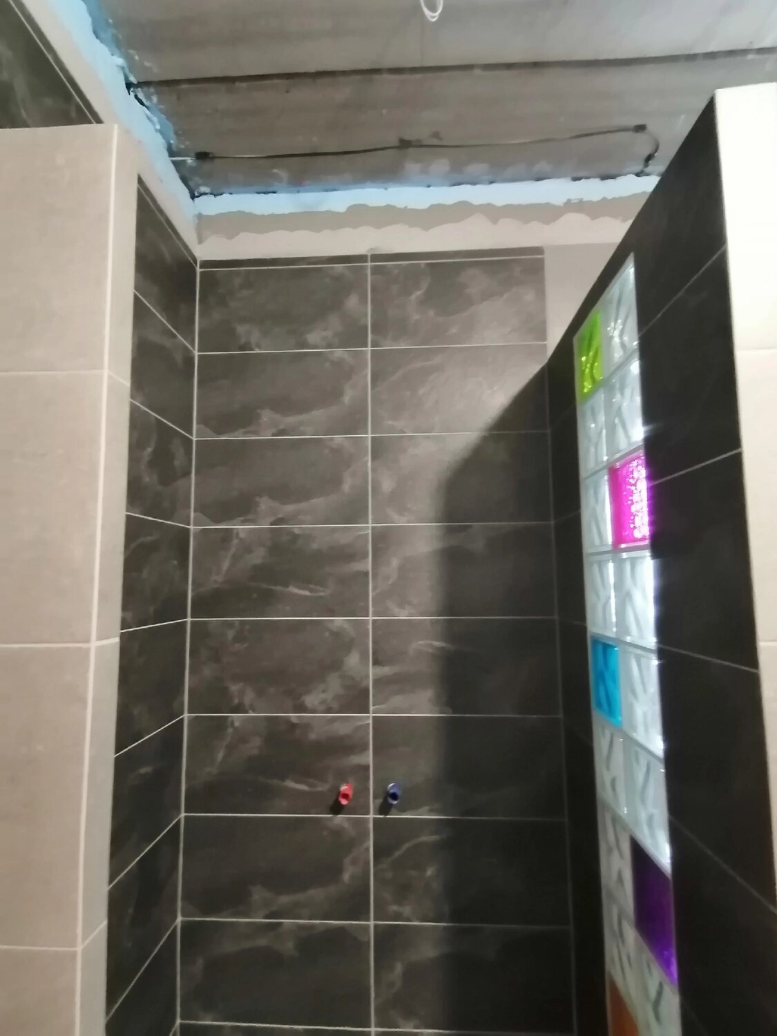 большая плитка на стену, кафель, плитка на стену, укладка плитки в ванной, укладка плитки на стену