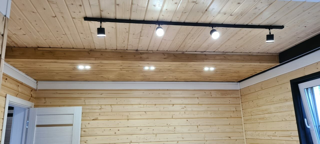 потолок вагонка, точечные светильники на потолке из вагонки, балки потолочные, электрика в деревянном доме, отделка потолка вагонкой