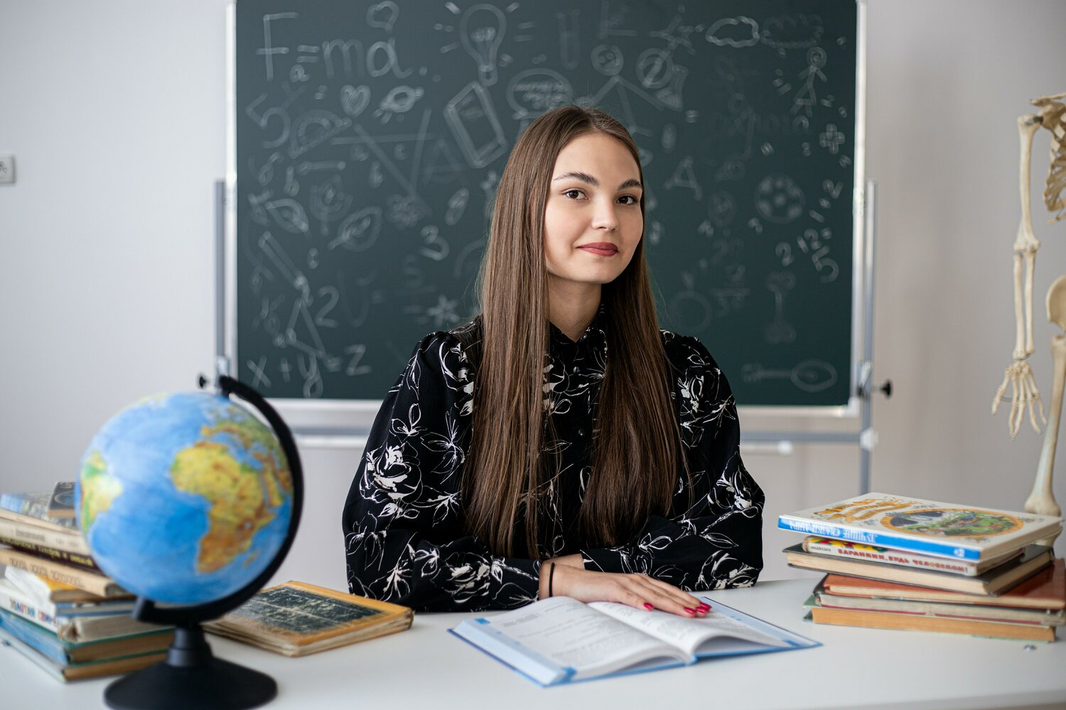 человек, меловая доска, девушка, в школе, день учителя в школе