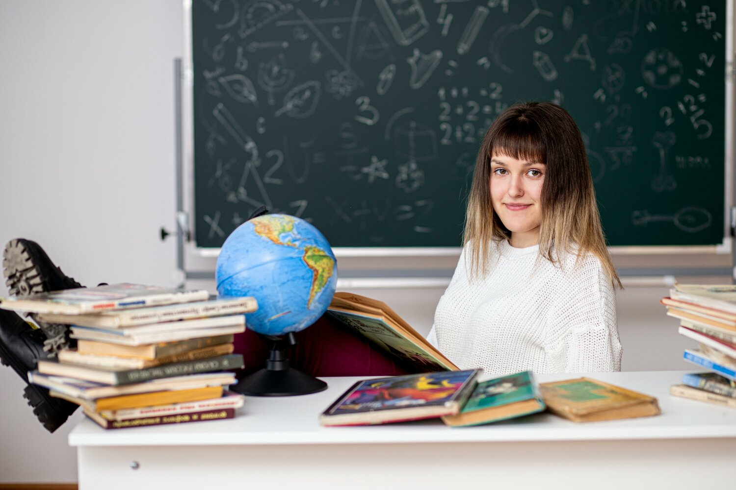человек, день учителя в школе, в школе, меловая доска, учитель