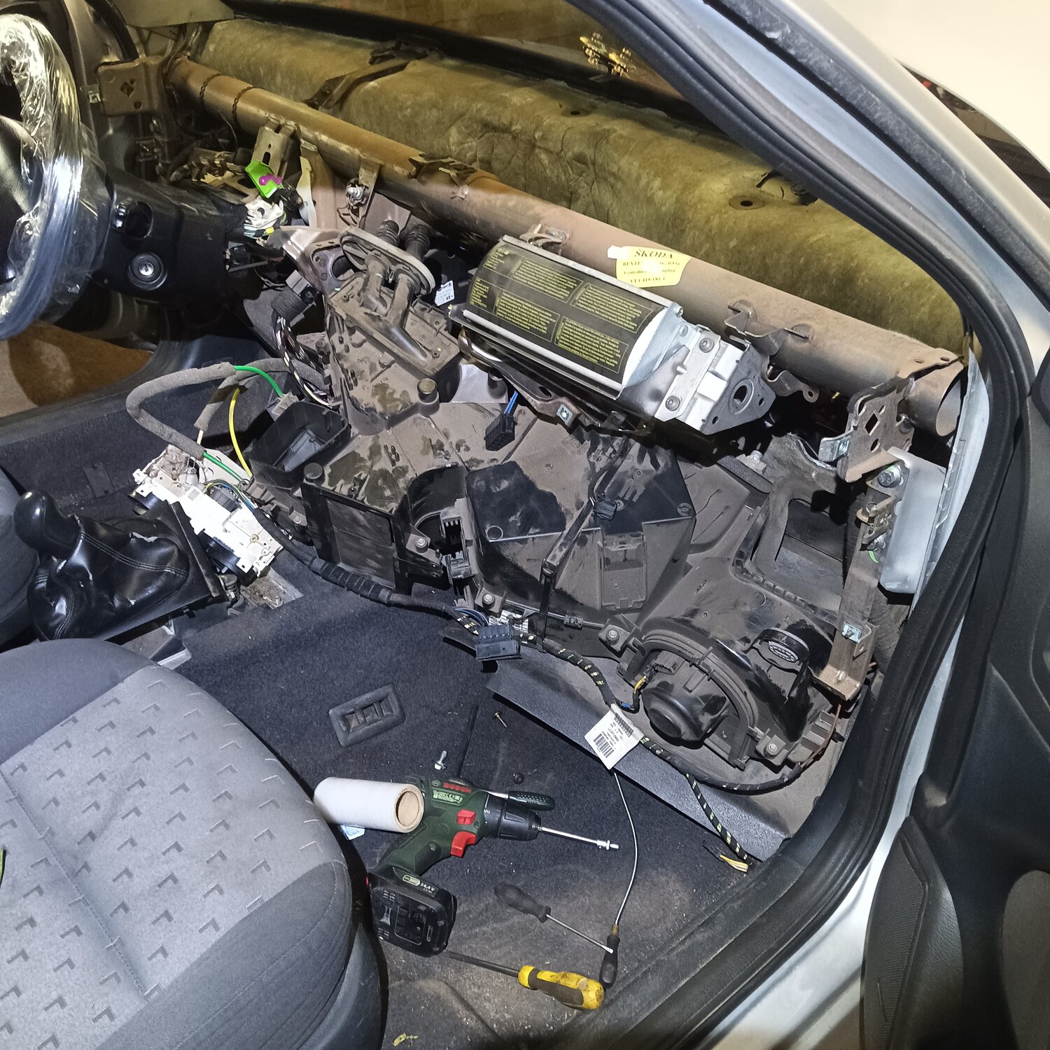 шумоизоляция торпеды хендай ix35, замена радиатора печки, снятие торпеды хендай ix35, шумоизоляция торпедо шевроле кобальт, шумоизоляция моторного щита