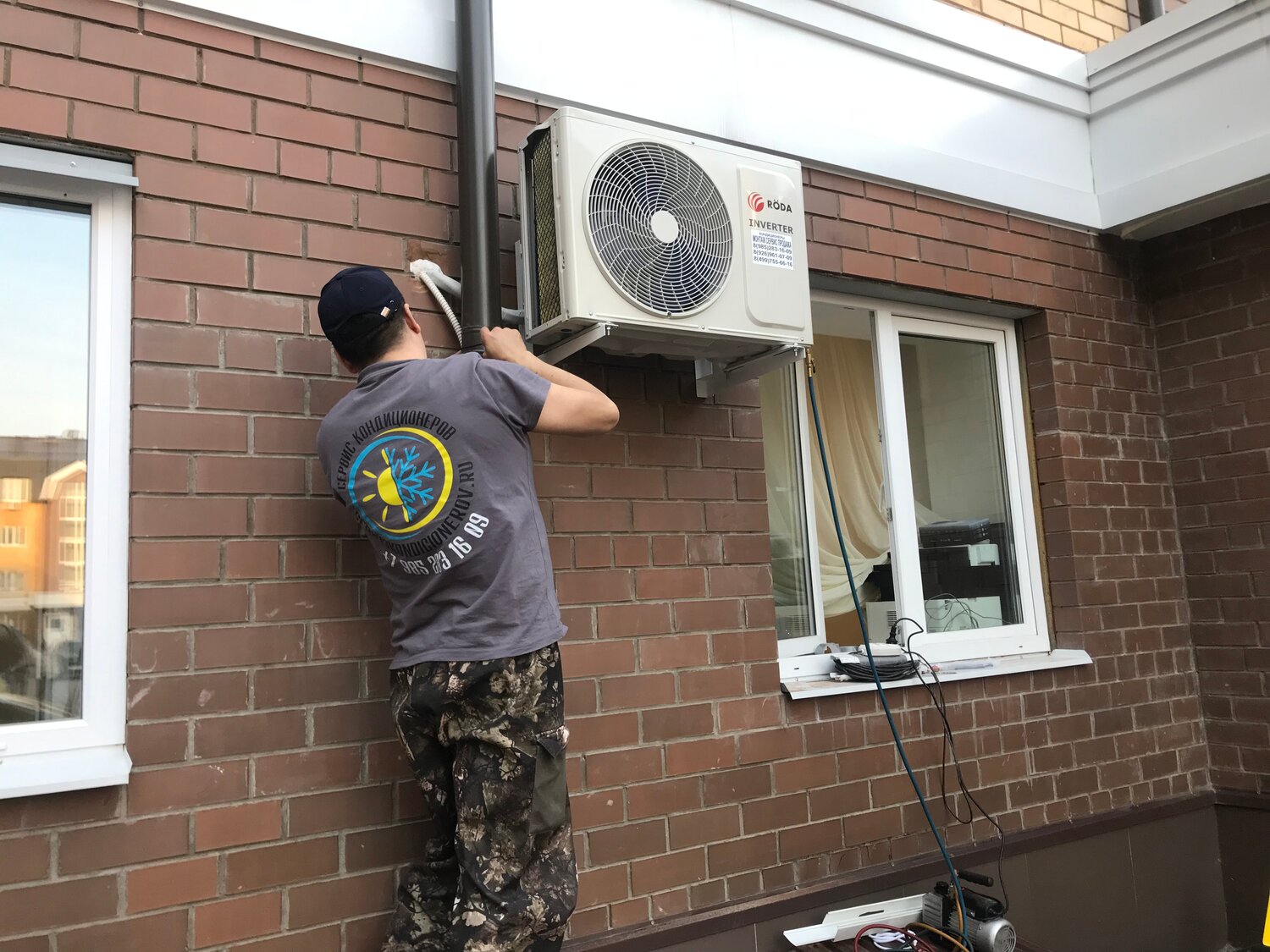 кондиционер наружный блок старый, наружный блок кондиционера, монтаж сплит системы, кондиционер, кондиционер монтаж