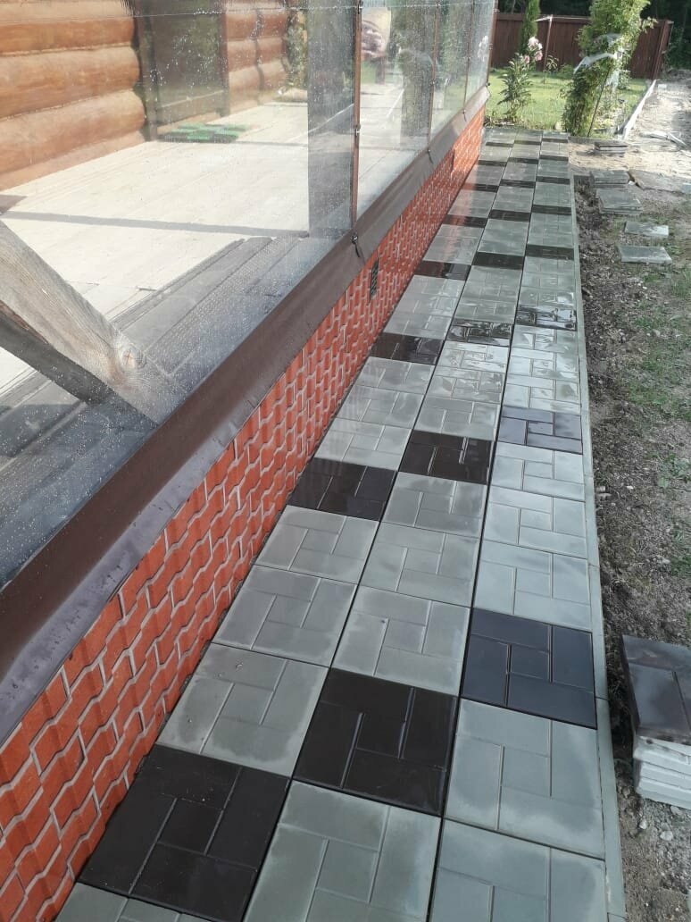 тротуарная плитка для отмостки, отмостка из брусчатки, отмостка из тротуарной плитки, отмостка из плитки вокруг дома, отмостка вокруг дома плиткой