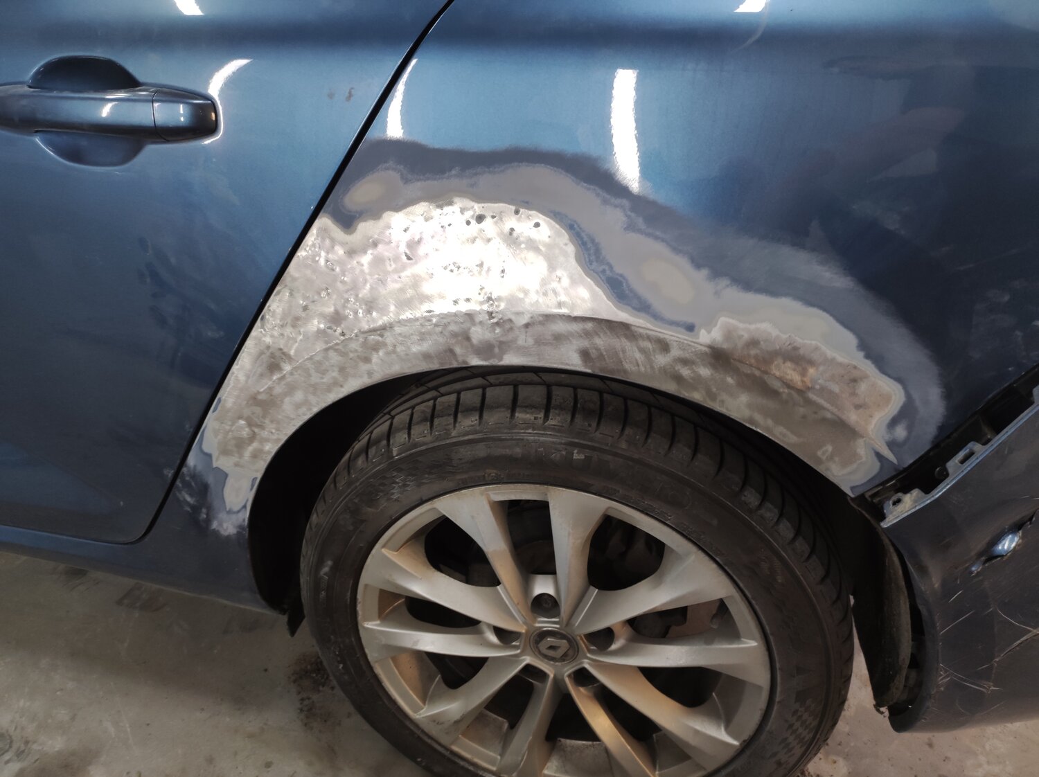 удаление вмятин без покраски, кузовной ремонт, рапид серебристый вмятина, кузовной ремонт автомобиля, ремонт вмятин