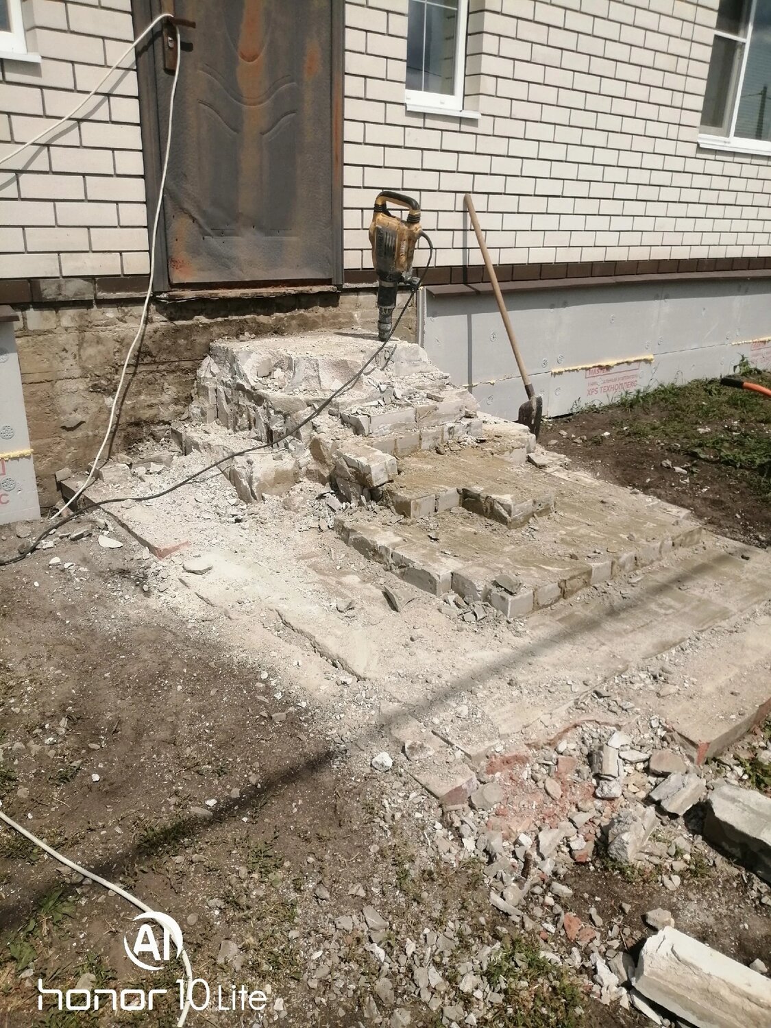 отмостка вокруг дома, отмостка дома, усиление фундамента частного дома, отмостка, дом