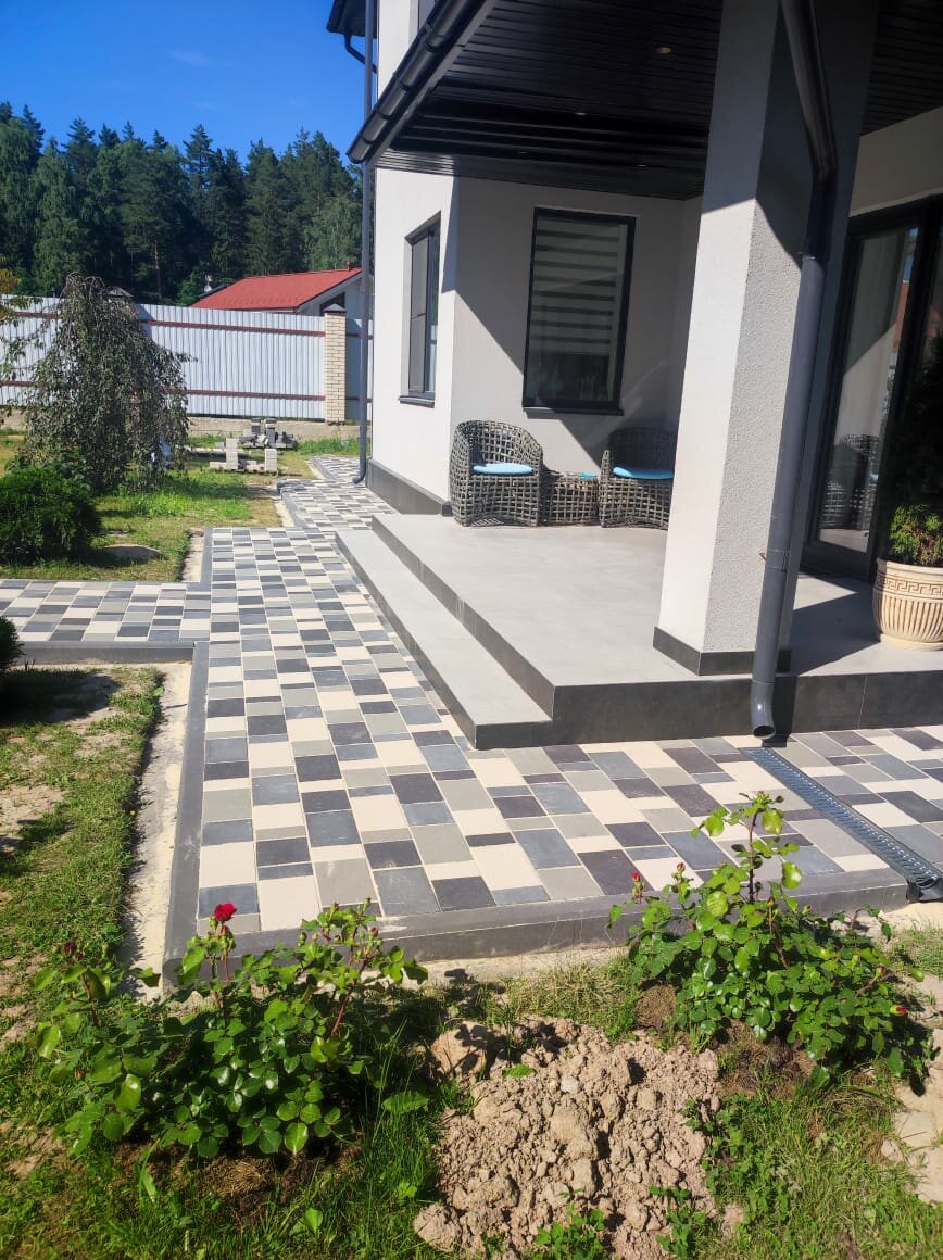 тротуарная плитка перед домом квадратная, брусчатка перед домом, тротуарная плитка перед домом, тротуарная плитка вокруг дома, клинкерная тротуарная плитка