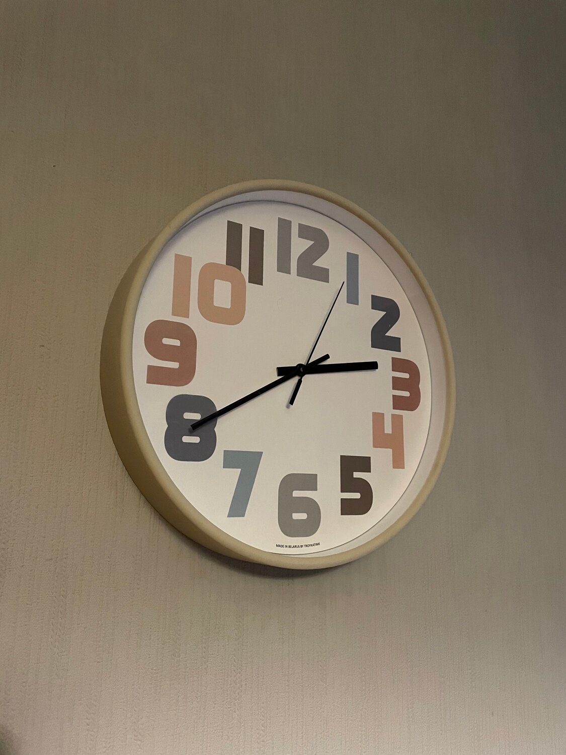 Повесить на стену часы.