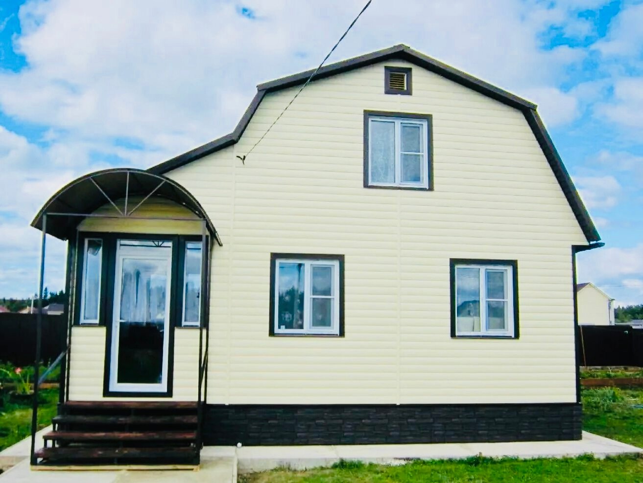 белый сайдинг дома, сайдинг дома, загородный дом, домик обшитый сайдингом, дом сайдинг