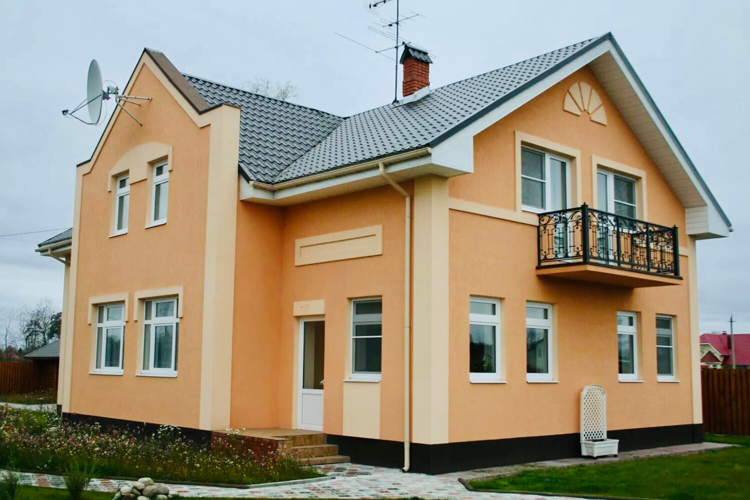 крашеный фасад дома, покраска фасада дома, цвет фасада дома, фасад дома короед, отделка фасада