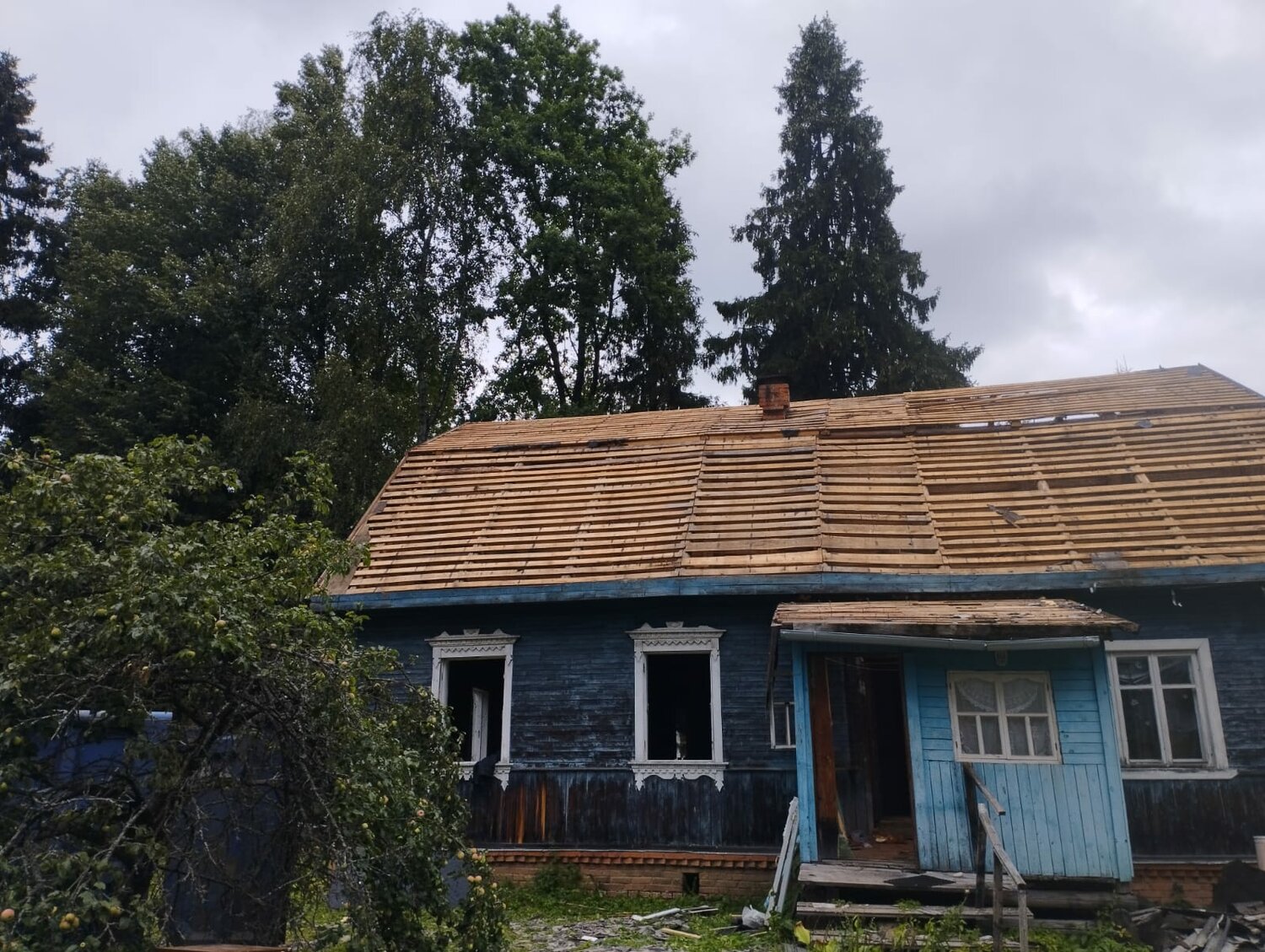 кровля дома, снос дома, старая крыша, мебель, старый дом