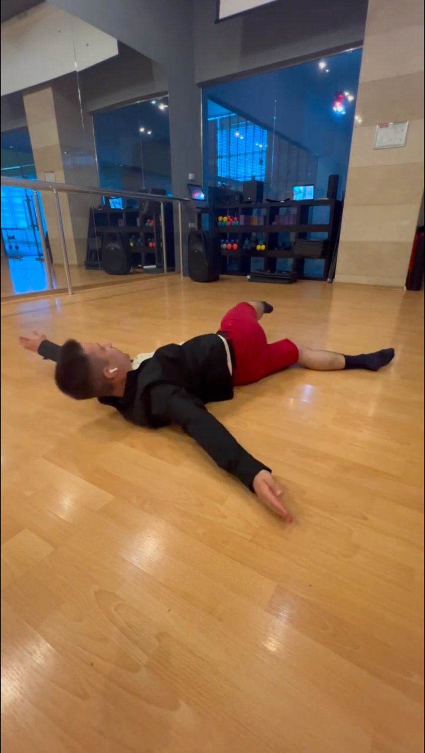 растяжка фитнес, фитнес тренировка, шпагат, ноги, фитнес