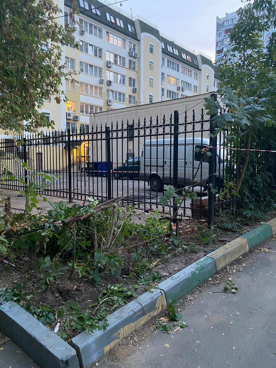 улица, двор, металлический забор, двор дома, ограждение