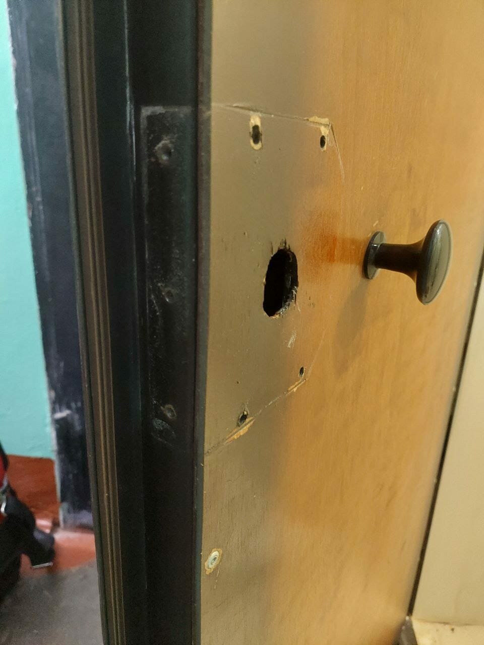 замок входной двери, замок в двери, дверной замок, замок в дверь металлическую, замок на входную металлическую дверь
