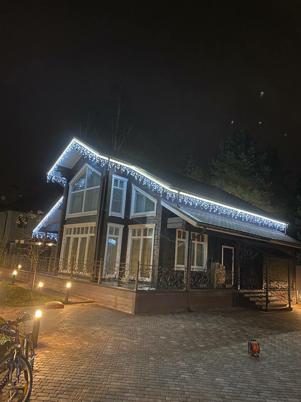 подсветка загородного дома, новогодняя подсветка загородного дома, гирлянда уличная на дом, фасад загородного дома, гирлянды уличные для фасада