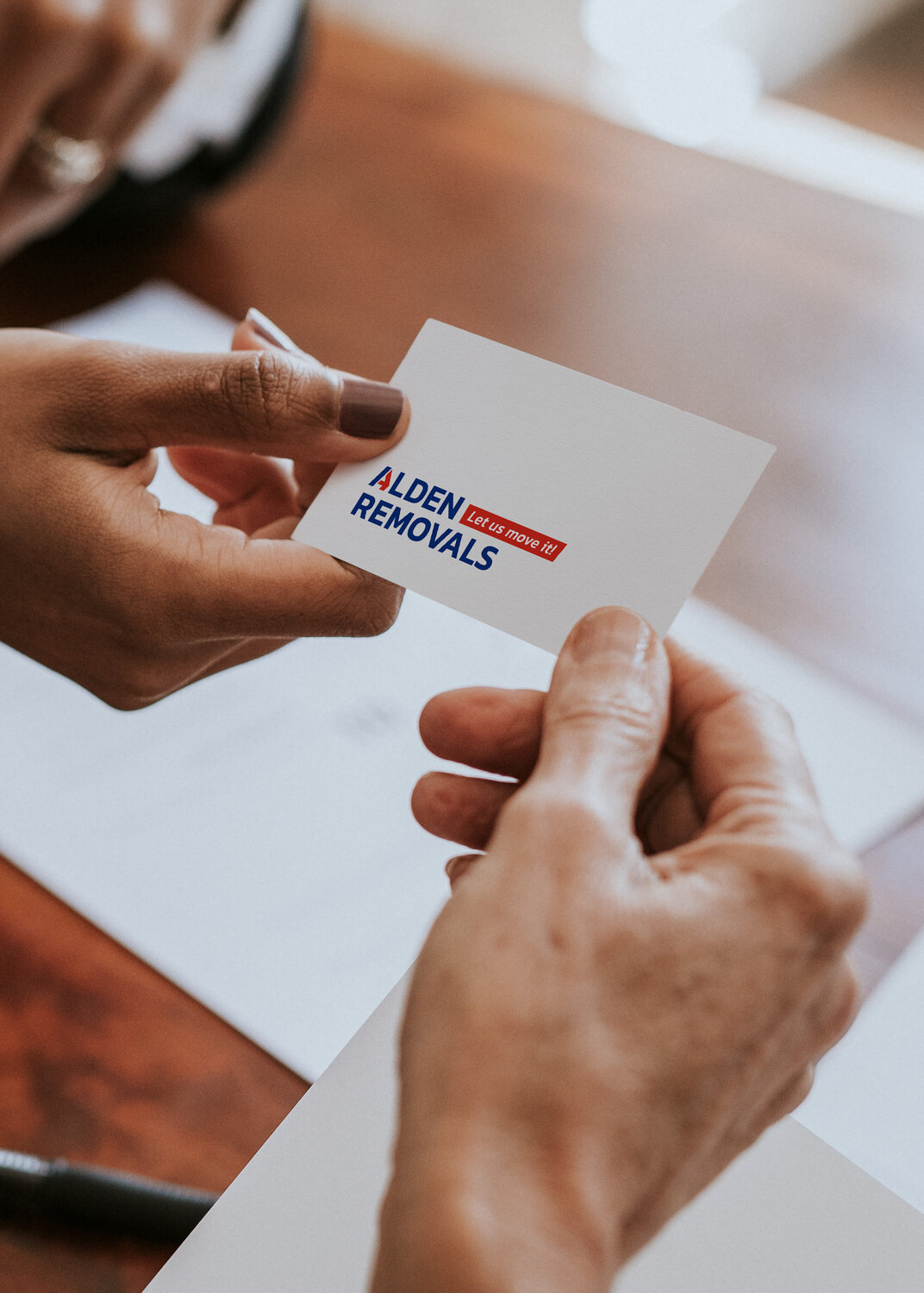 mockup download, card mockup, визитка в руке, виды визиток, визитка деловая