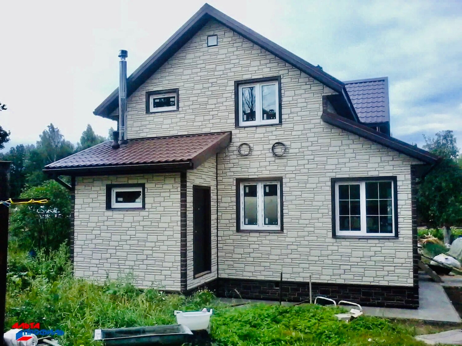 отделка дома сайдингом под кирпич, сайдинг под камень, сайдинг под кирпич, дома отделанные фасадными панелями, цокольный сайдинг