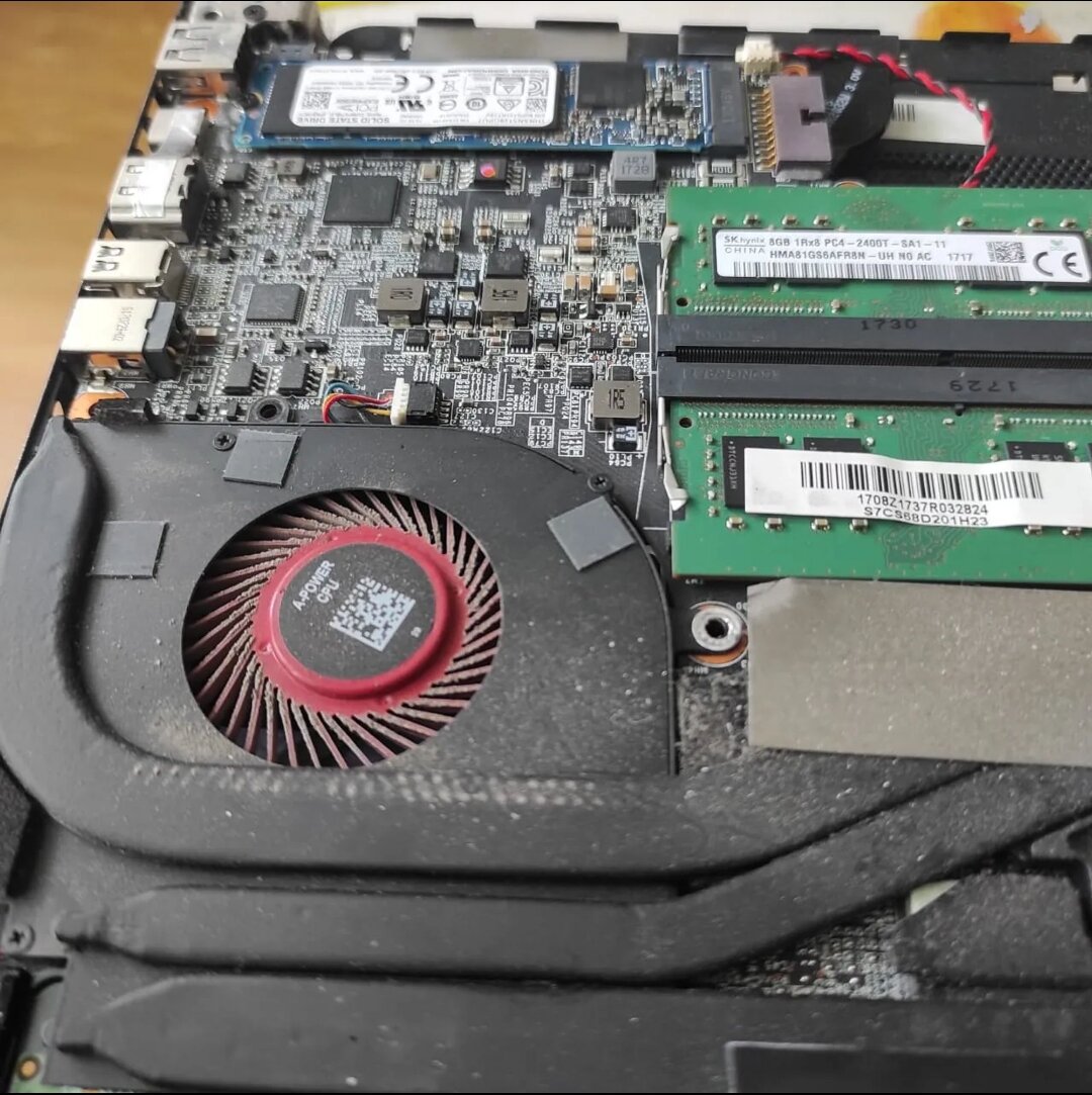 разобранный ноутбук, чистка ноутбука, устройство ноутбука, память для ноутбука, разбор ноутбука