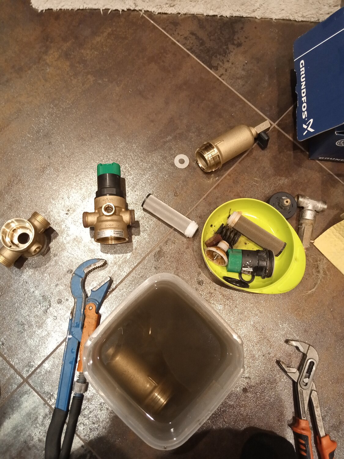 обратный клапан на насос системы водоснабжения, регулятор давления honeywell d06f, редуктор давления braukmann d06f-1/2b, редуктор давления, скважинный адаптер 1 резьба монтажная